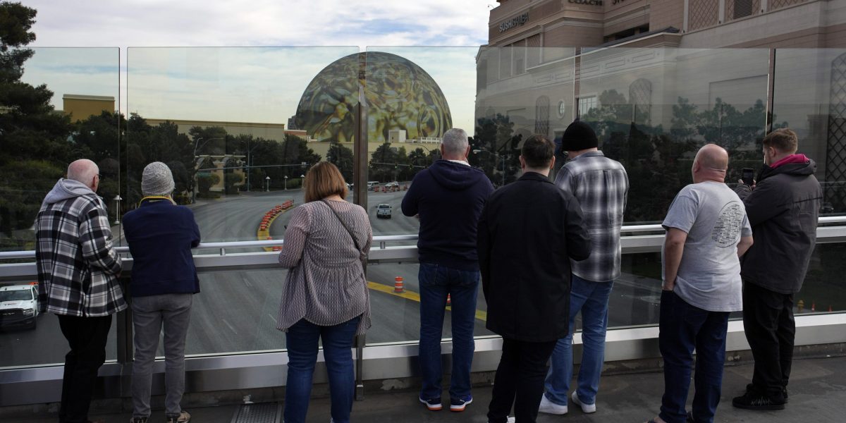 Las Vegas moves to punish pedestrians who stop on Strip to take photos