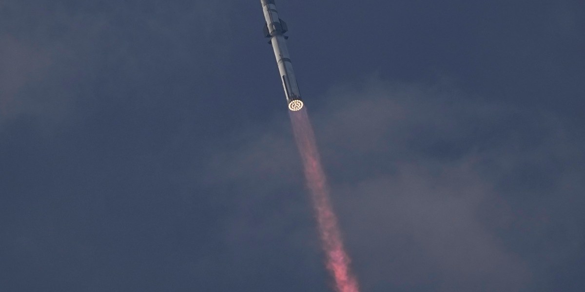 Elon Musk loses a SpaceX mega rocket descending to Earth after hourlong test flight